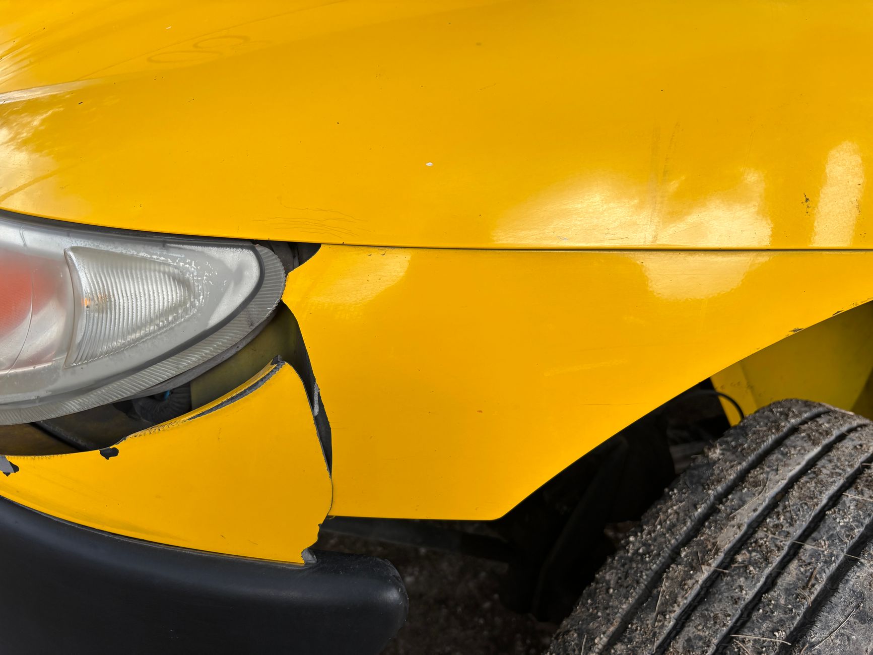Mazda 3 reparado tras impacto lateral